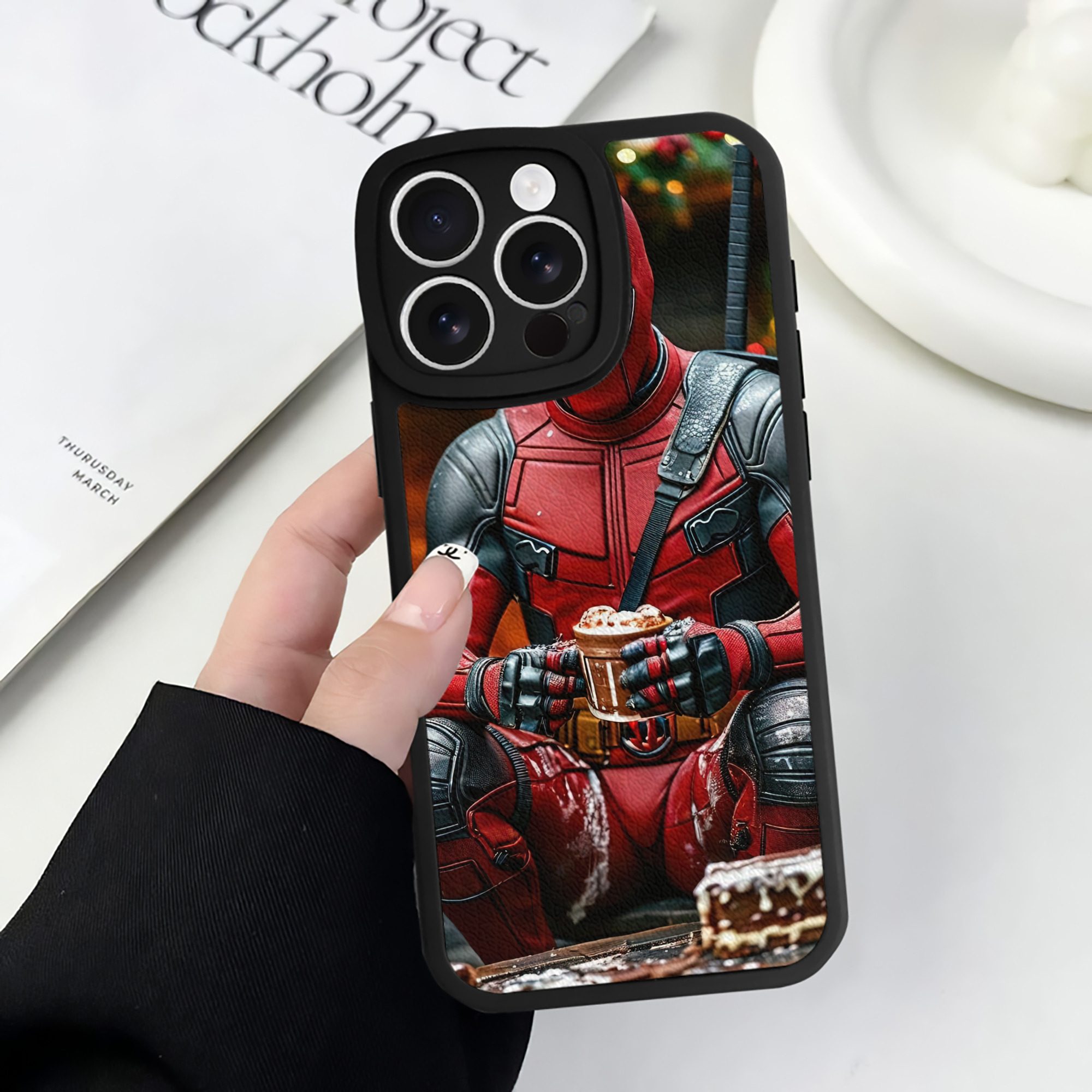 （画像用） Deadpool デッドプール 【iPhone 16シリーズ対応】シリコンスマホケース（レザー調） 材質：シリコン